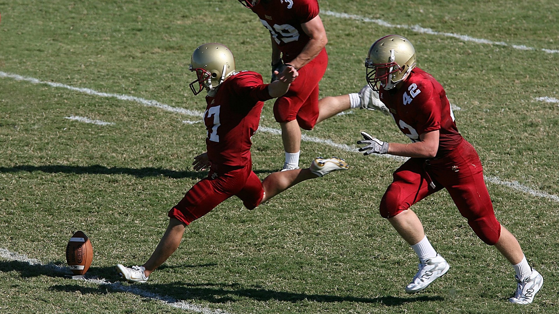 ayx体育-青少年足球场地书籍教材实现标准化，推动科学训练，青少年足球训练教程书籍